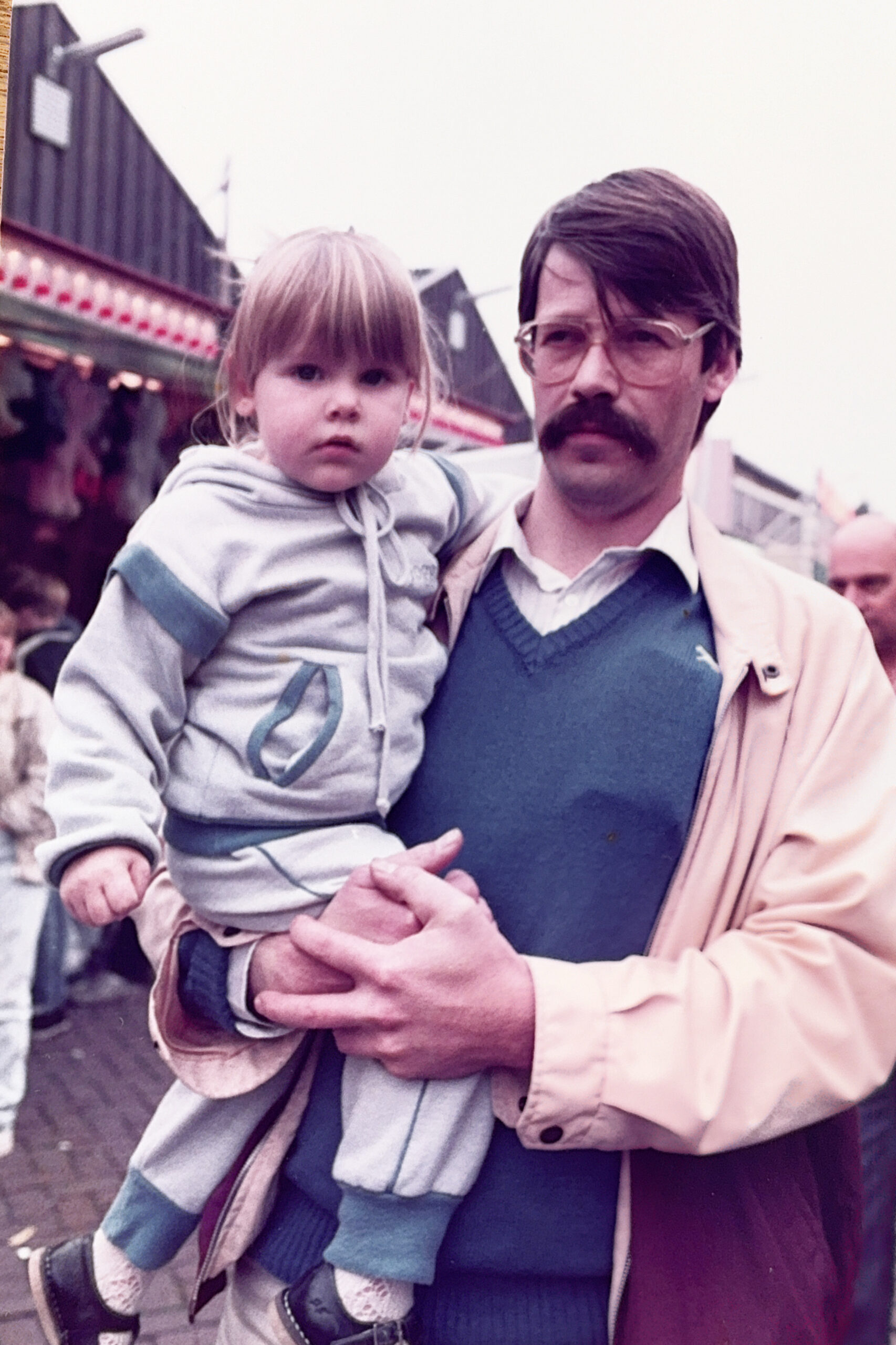 Annemiek & haar vader Kinderfoto van Annemiek met haar vader op de markt