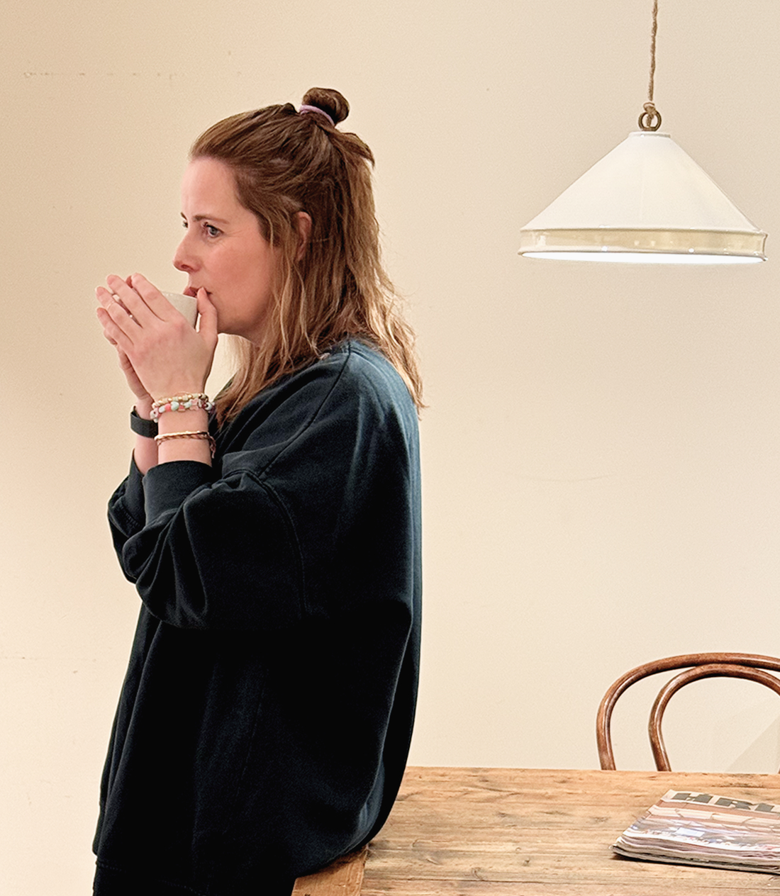Annemiek zelfportret foto van Annemiek in een koffie tentje